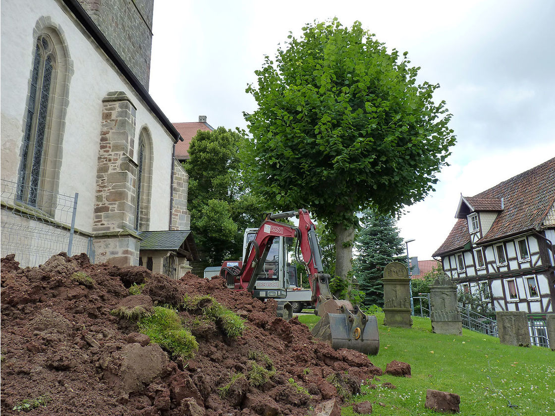 Kanalisierungsarbeiten an St. Crescentius (Foto: Karl-Franz Thiede)